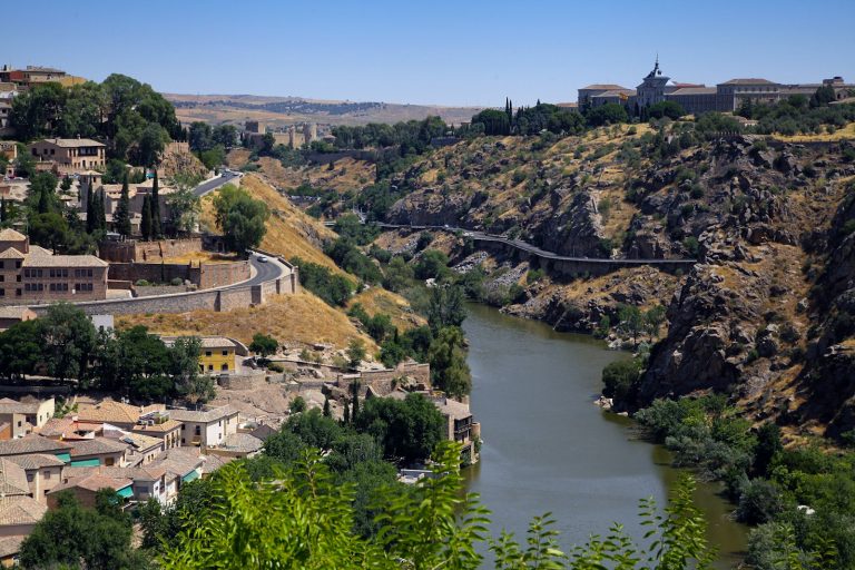 Vista aérea de Toledo con el río Tajo y vegetación alrededor del casco antiguo
