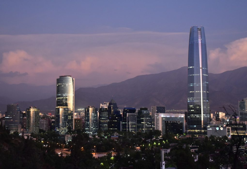 Perfil de rascacielos de Santiago de Chile al anochecer
