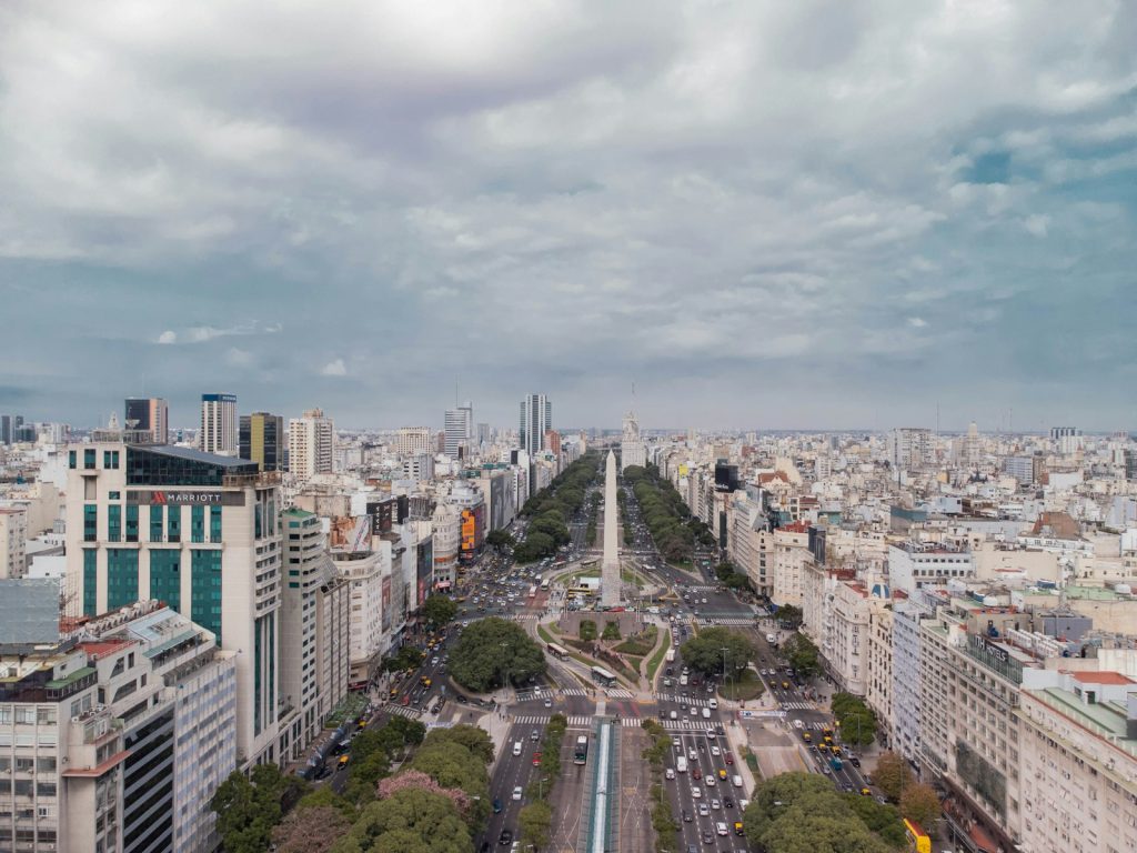 Vista aérea del centro de Buenos Aires con edificios altos