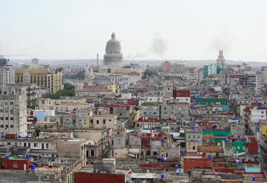 Vista elevada de La Habana con edificios bajo un cielo con nubes