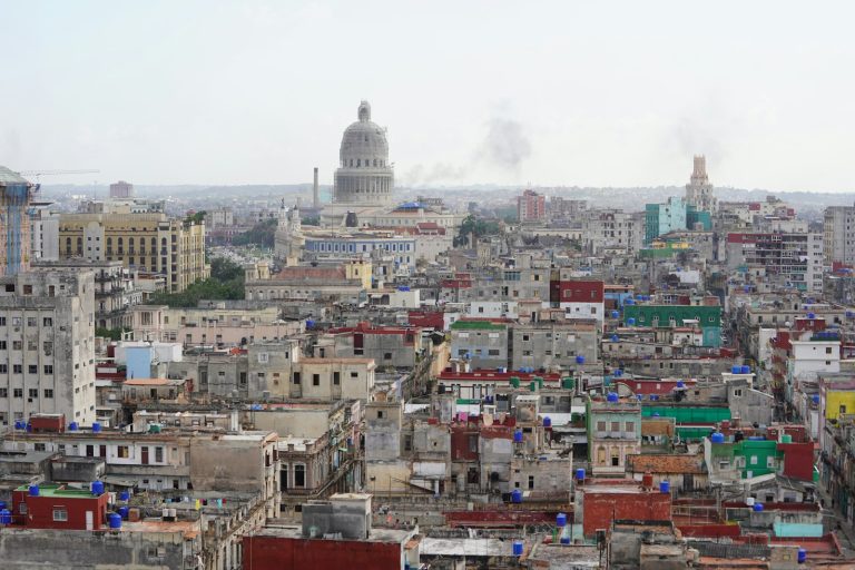 Vista elevada de La Habana con edificios bajo un cielo con nubes