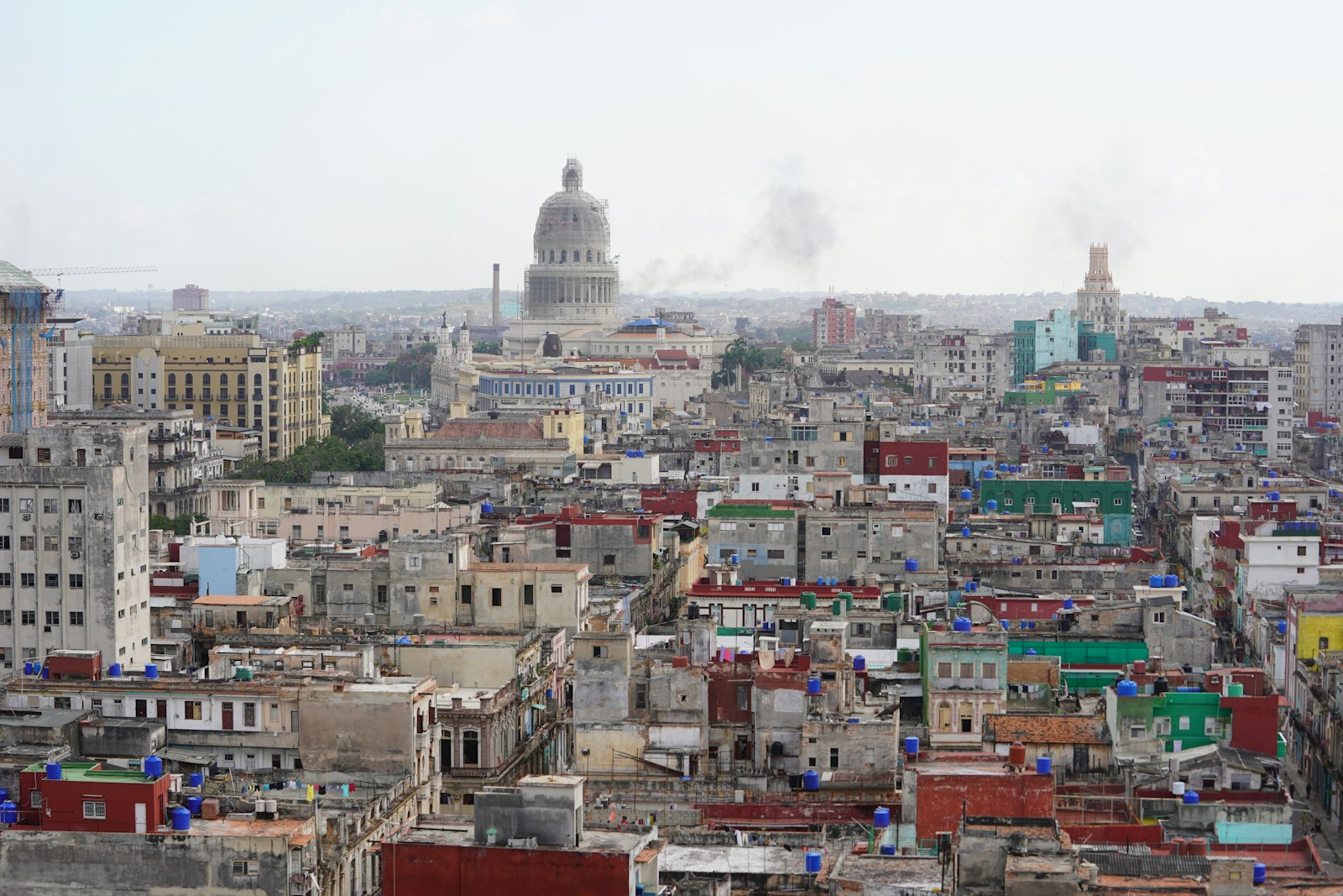 Vista elevada de La Habana con edificios bajo un cielo con nubes