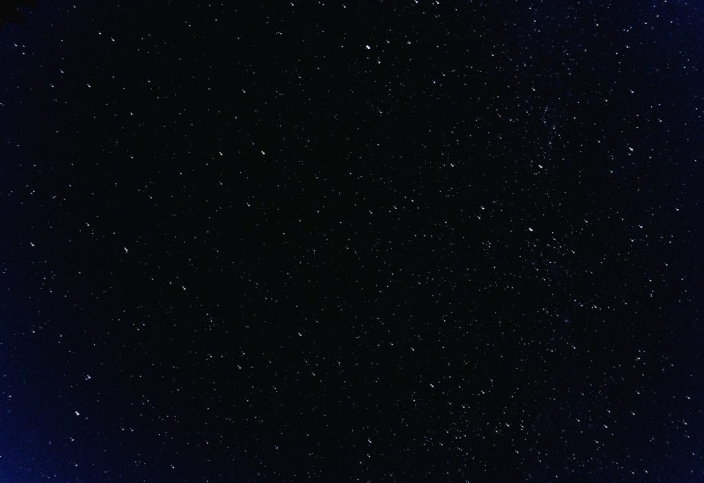 Cielo nocturno cubierto de estrellas