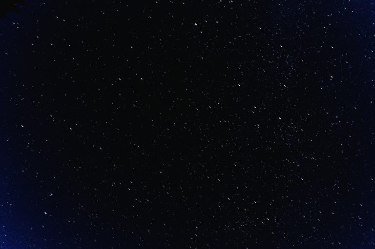 Cielo nocturno cubierto de estrellas