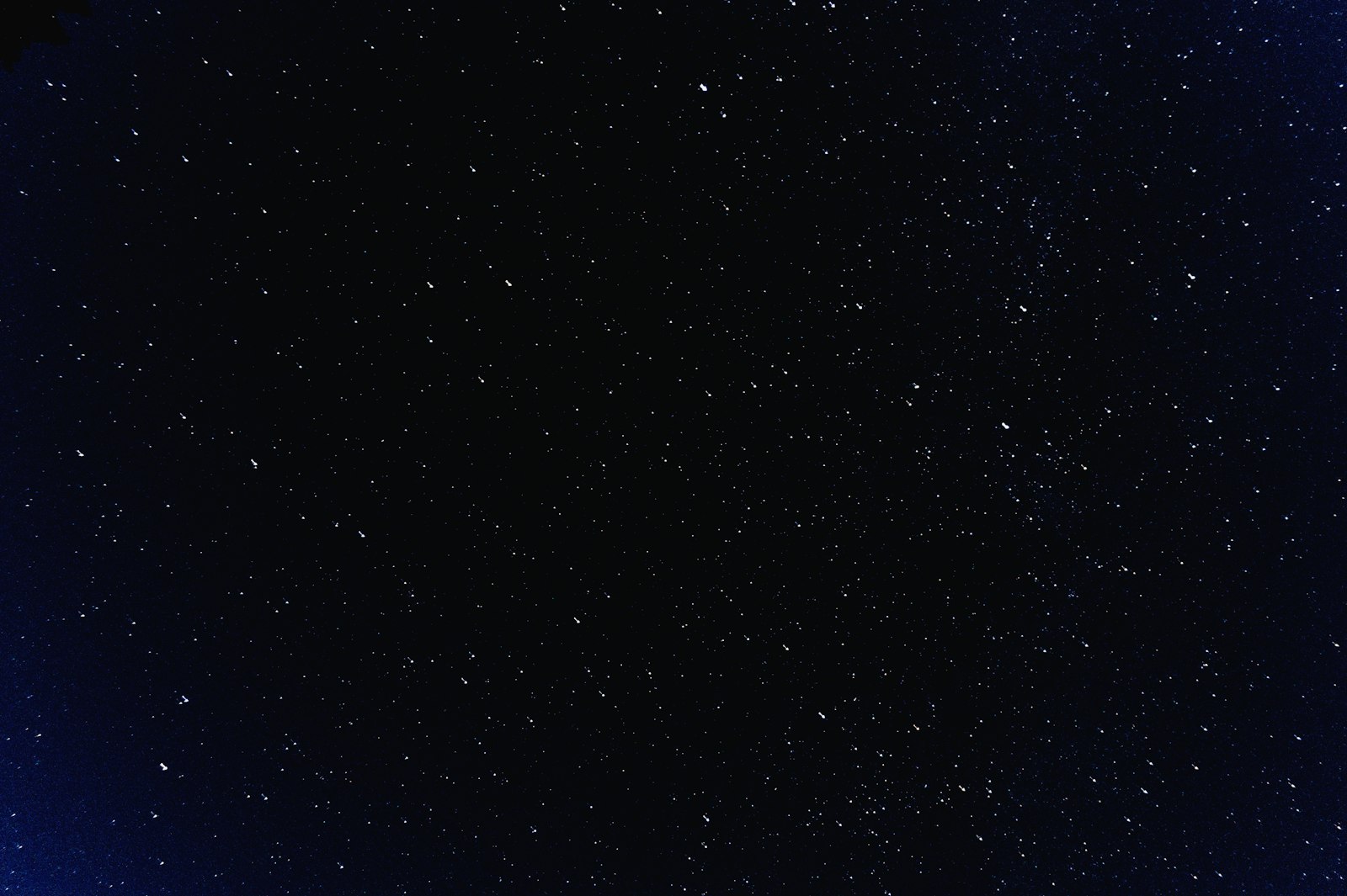 Cielo nocturno cubierto de estrellas