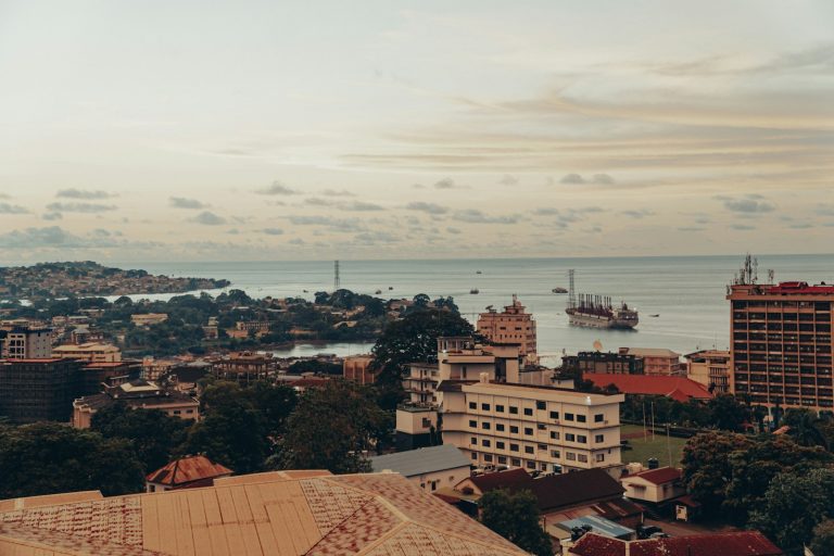 Vista de la ciudad de Freetown, Sierra Leona, junto al mar