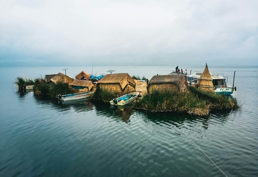 Islas flotantes de totora en el lago Titicaca