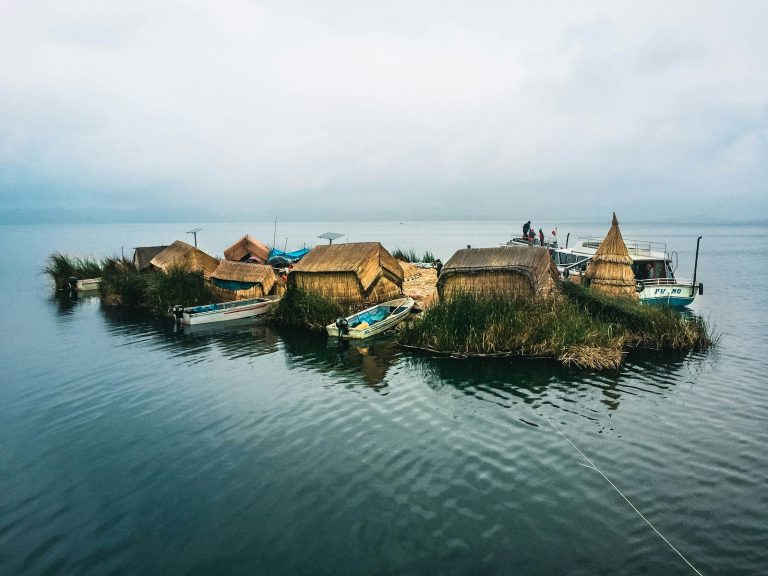 Islas flotantes de totora en el lago Titicaca
