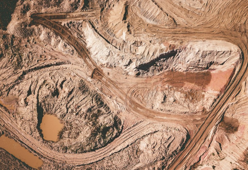 Vista aérea de una cantera a cielo abierto con terrazas excavadas en la roca