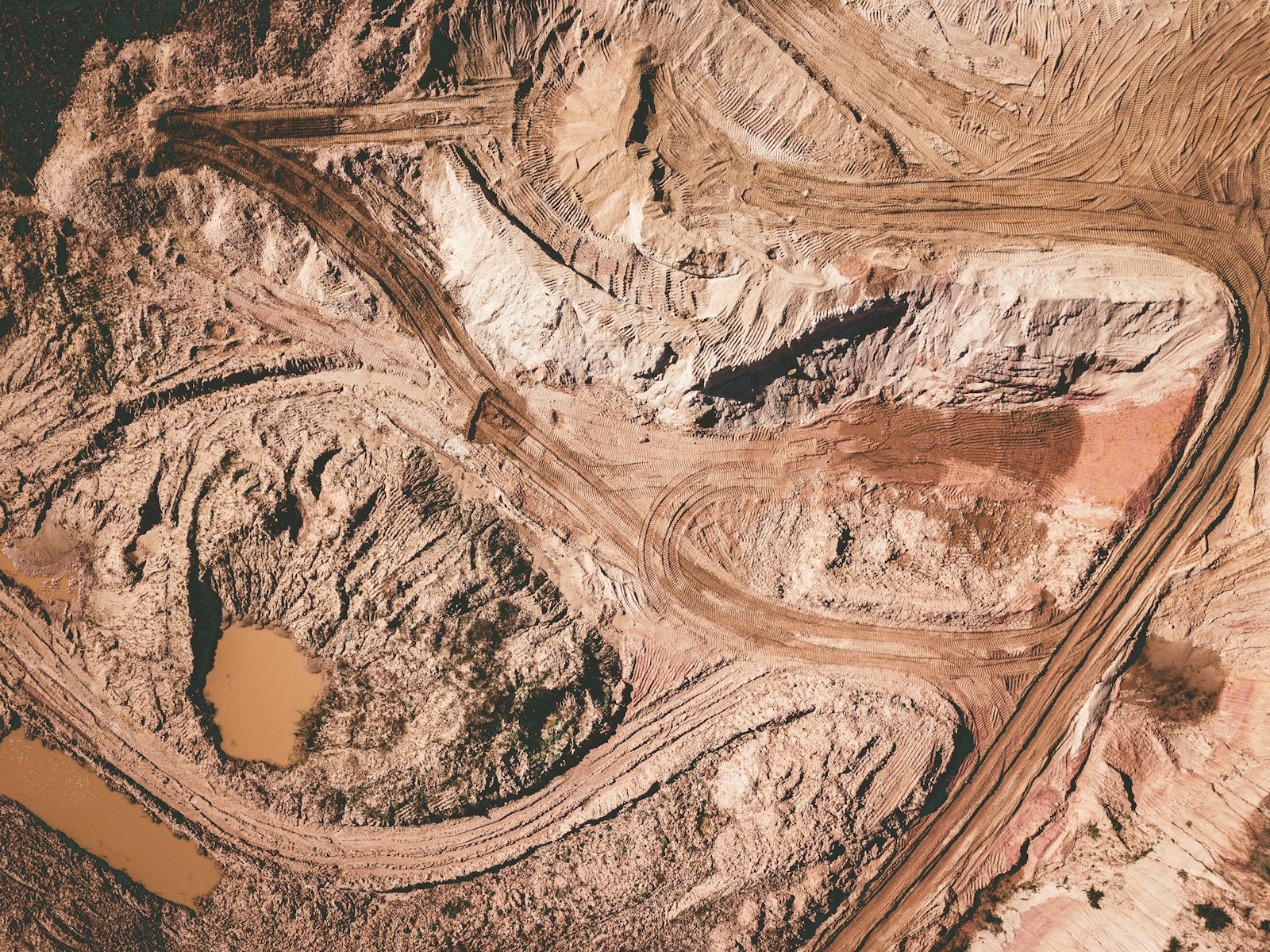 Vista aérea de una cantera a cielo abierto con terrazas excavadas en la roca