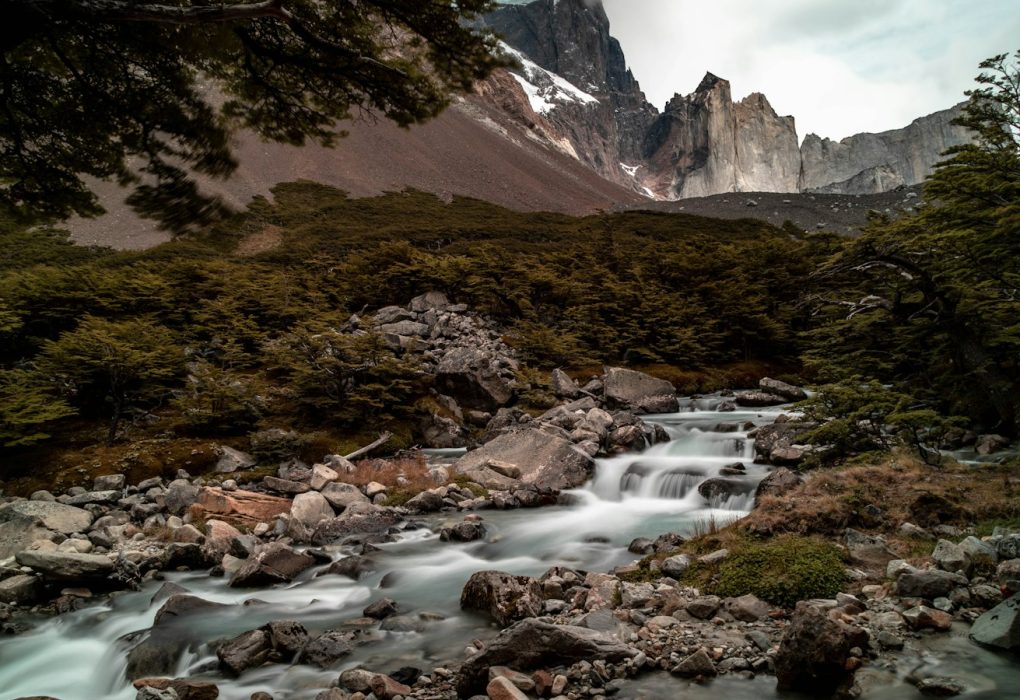 Río glaciar en el valle del Francés, Torres del Paine, entre montañas