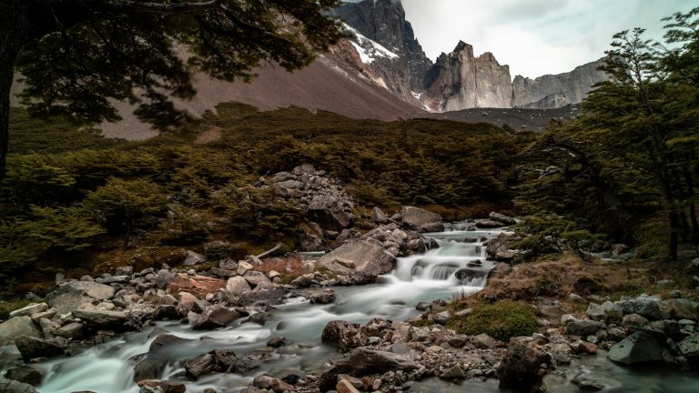 Río glaciar en el valle del Francés, Torres del Paine, entre montañas