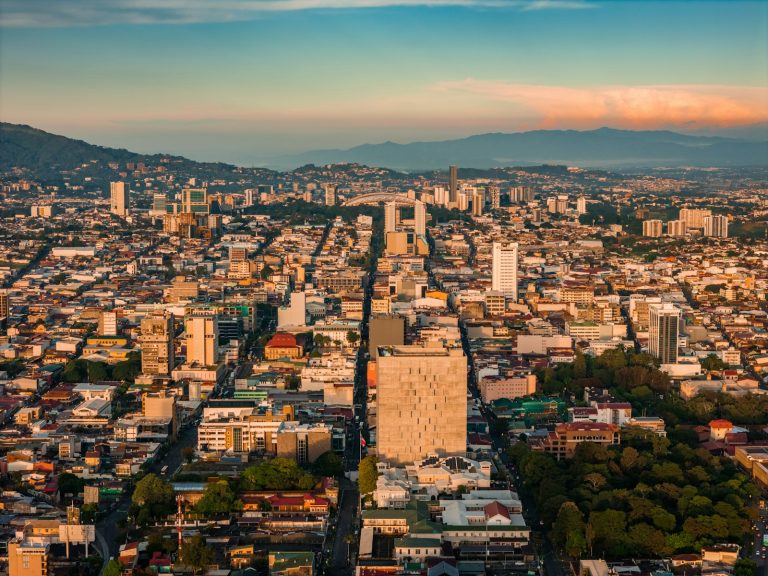 Vista aérea matutina de San José, Costa Rica, con edificios altos