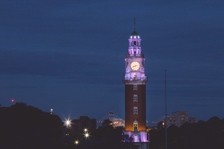 Torre Monumental de Buenos Aires iluminada de noche